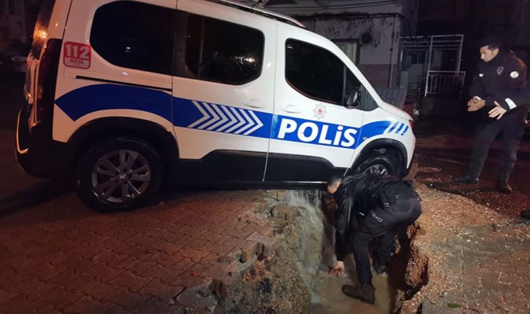 İzmir’i sağanak vurdu: Polis aracı çöken yolun içine düştü