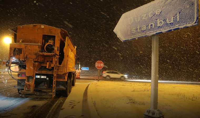 Beklenen kar yağışı başladı! Türkiye beyaza büründü, yollar kapandı