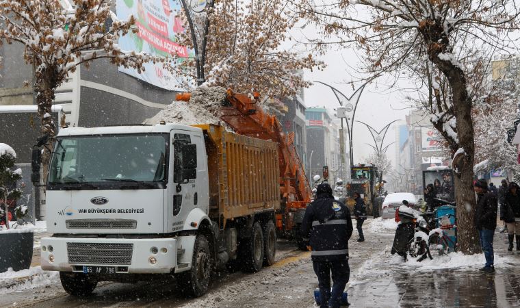 Van'da kapanan 345 yerleşim yeri yolundan 297'si açıldı