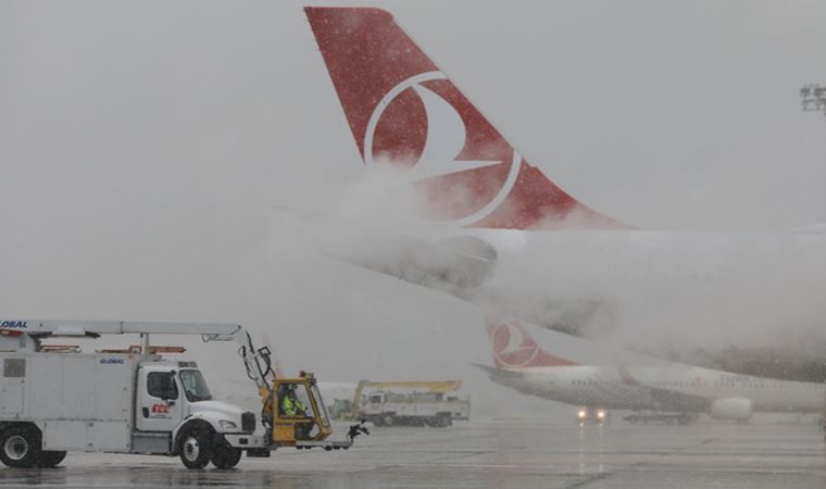 İstanbul'da kar yağışı! 5 saat uçağın içinde beklediler