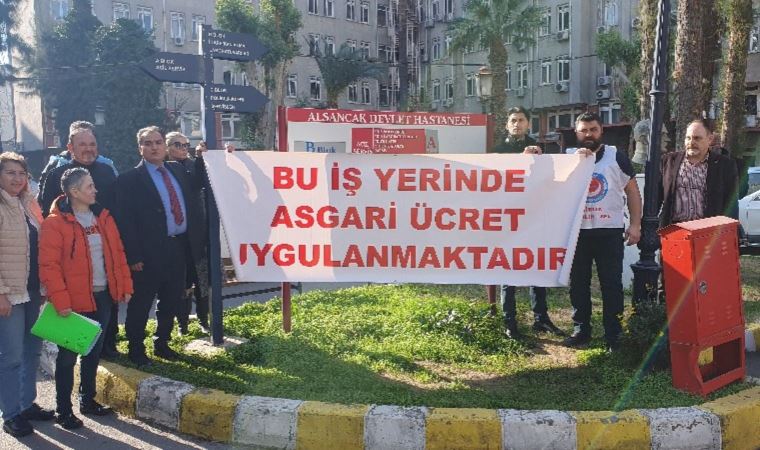 Sağlık çalışanlarından hastaneye asgari ücret pankartı