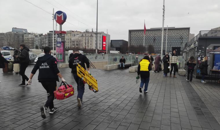 Son Dakika: Taksim metrosunda raylara düşen yolcu nedeniyle seferler durdu