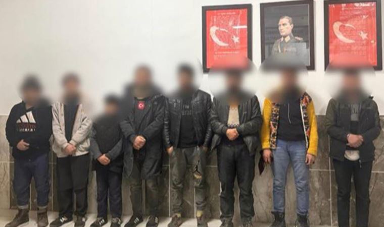 Göçmen gibi giyinen jandarma, 2 insan kaçakçısını suçüstü yakaladı