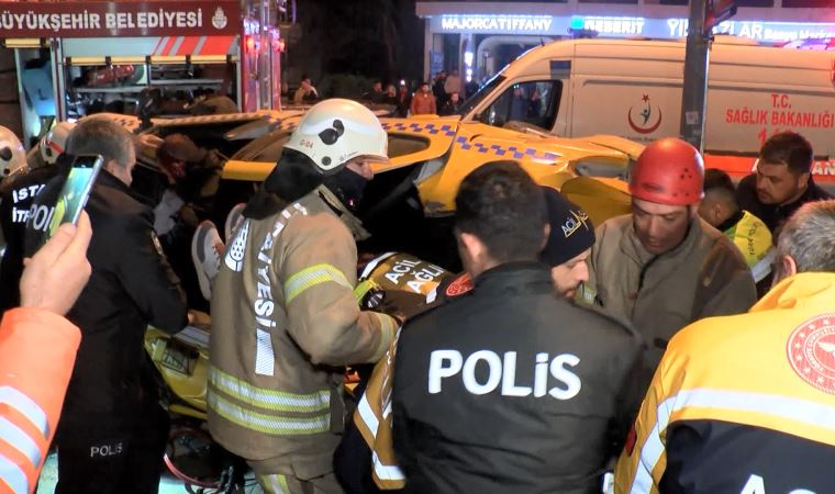 Kadıköy’de taksi takla attı: 3’ü ağır 4 yaralı