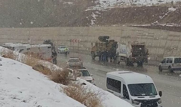 Göçmenlerin bulunduğu minibüsün sürücüsü 'dur' ihtarına uymayıp, kaza yaptı: 2 ölü, 6 yaralı