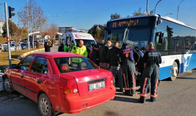 Elazığ’da otomobil ile belediye otobüsü çarpıştı: 4 yaralı