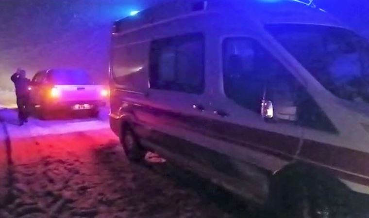 Siirt'te karda mahsur kalan ambulans kurtarıldı