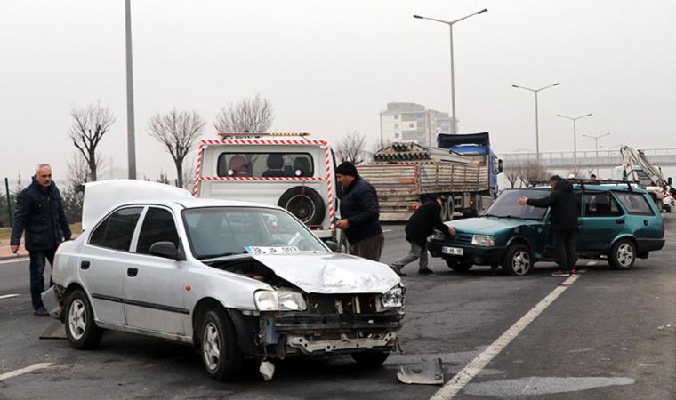 3 otomobilin karıştığı zincirleme kazada 6 kişi yaralandı