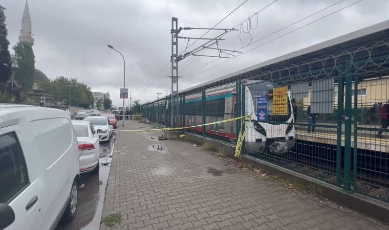 Marmaray'da bir kadın rayların üzerine düştü