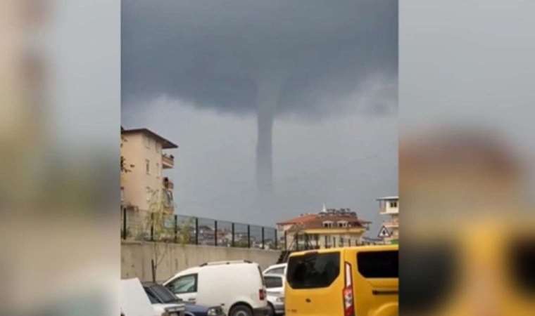 Antalya'nın Alanya ilçesinde denizde 2 hortum oluştu