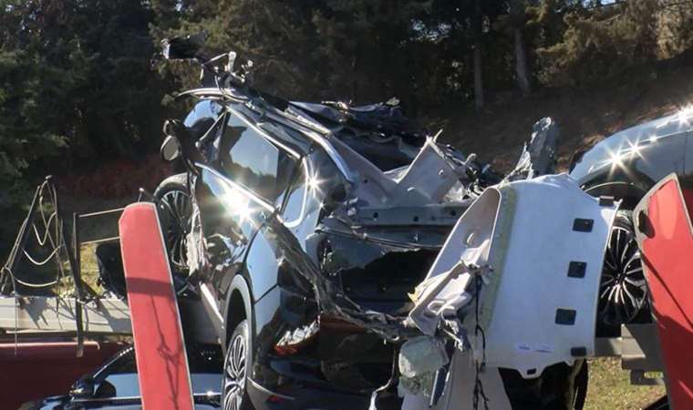 Bakırköy'de TIR üst geçide takıldı, 3 araçta hasar oluştu