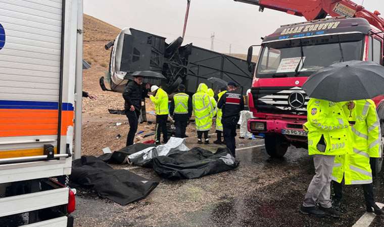 Son Dakika: Sivas'ta yolcu otobüsü yan yattı... Ölü ve yaralılar var!