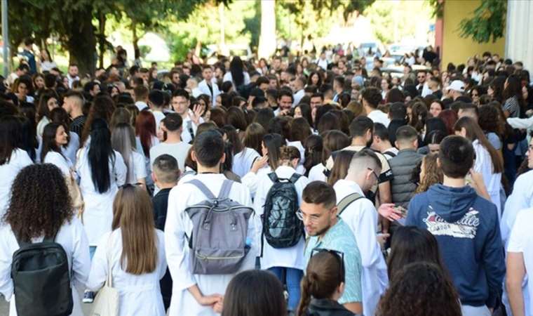 Tıp öğrencilerinden protesto