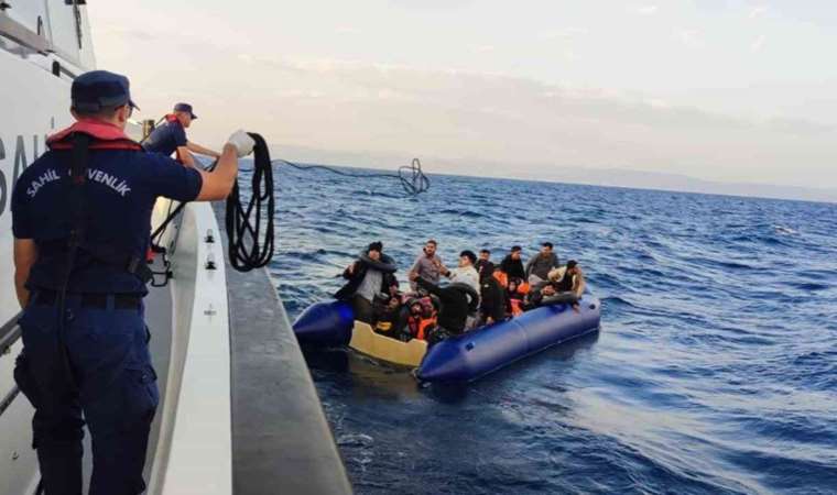 Kuşadası açıklarında geri itilen 75 düzensiz göçmen karaya çıkarıldı