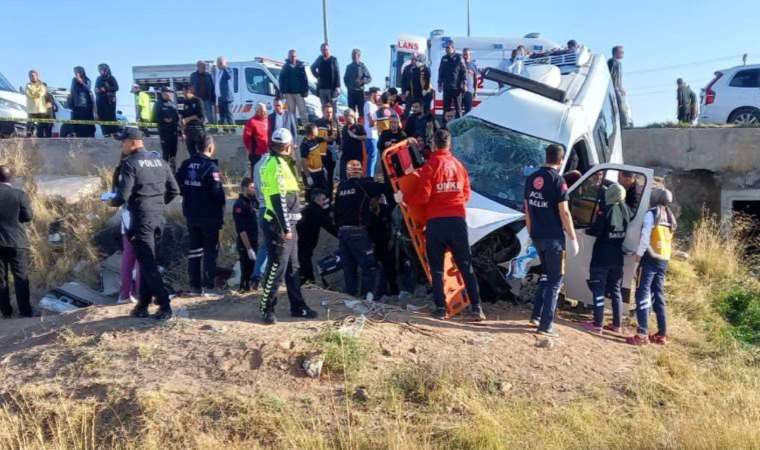 Aksaray'da feci kaza... İşçi servisiyle kamyonet çarpıştı: 2 kişi öldü, 19 kişi yaralandı!