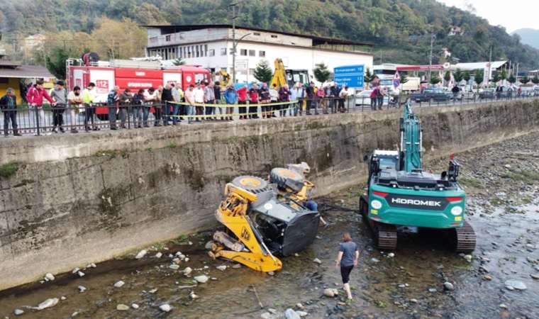 Trabzon’da iş makinesi dereye düştü