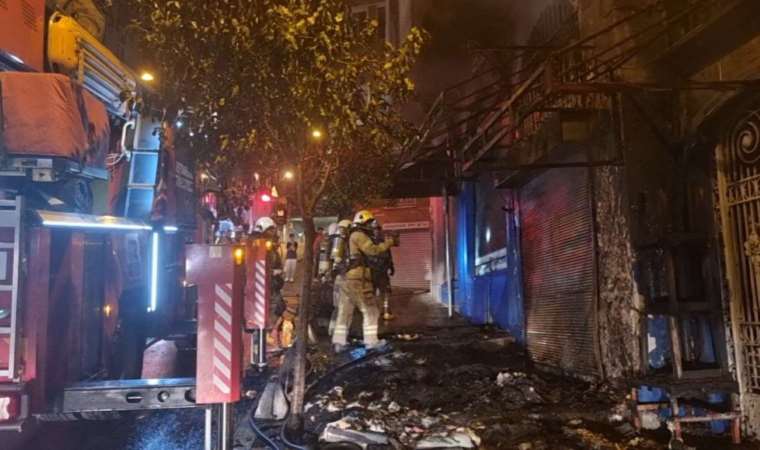 Beyoğlu'ndaki tarihi Gueive Han'da yangın! Bir kişi mahsur kaldı