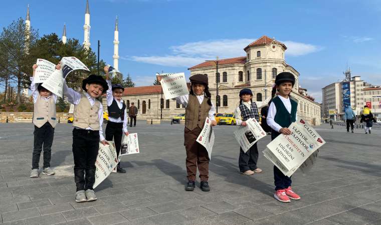 Sivas'ta ilkokul öğrencileri, Cumhuriyet’in ilanını duyuran gazete hazırlayıp dağıttı