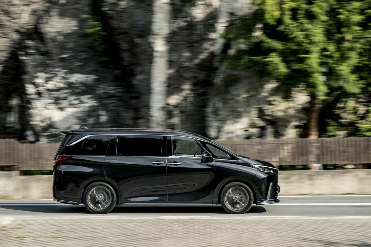 Bir minibüs ne kadar lüks olabilir? Cevabı Lexus'tan...