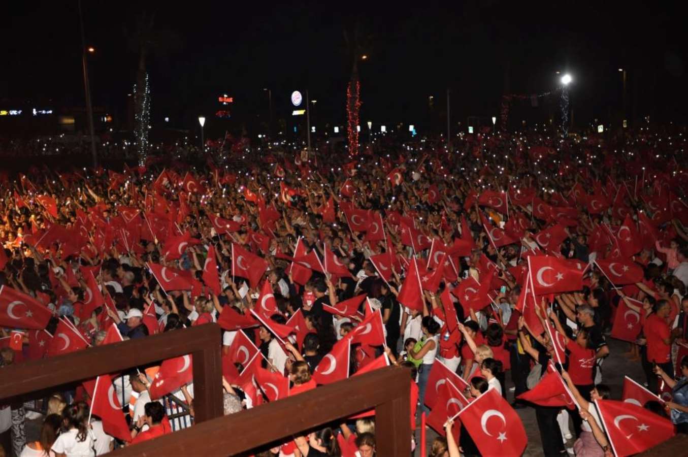 Antalya’da saat 19.23’te 1923 kişi zeybek oynayarak Ata’yı selamladı