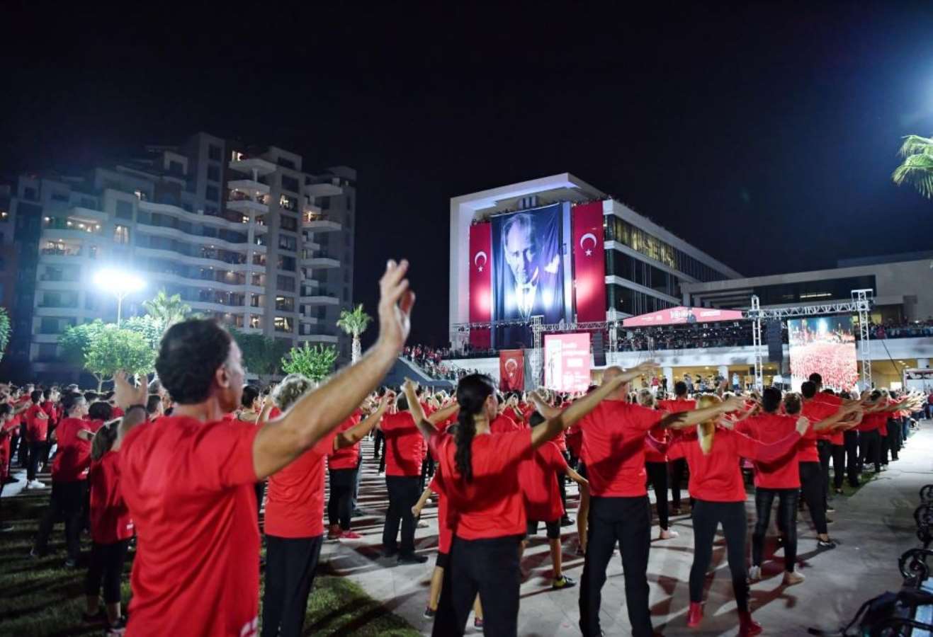 Antalya’da saat 19.23’te 1923 kişi zeybek oynayarak Ata’yı selamladı