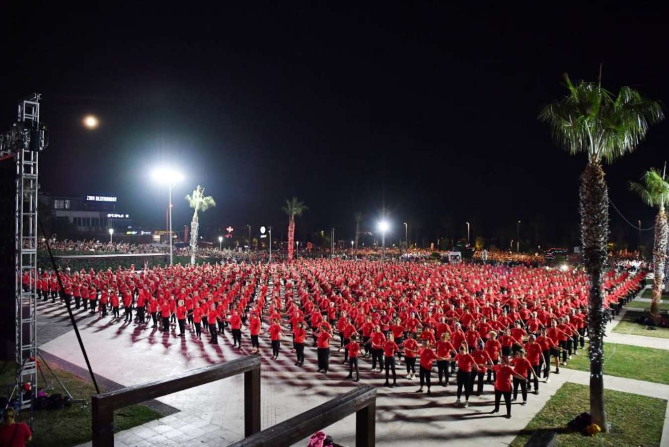 Antalya’da saat 19.23’te 1923 kişi zeybek oynayarak Ata’yı selamladı