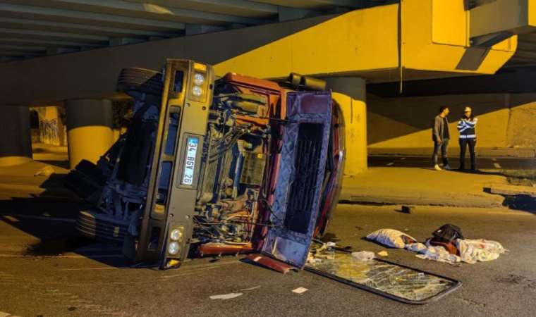 Bakırköy'de köprünün altına çarpan TIR devrildi: 2 yaralı (07 Ekim 2023)