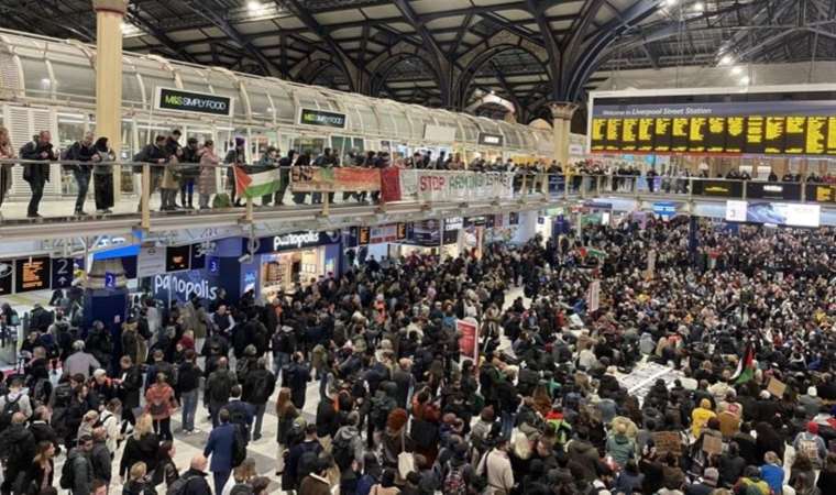 Londra’da tren istasyonunda Gazze’de ateşkes için oturma eylemi