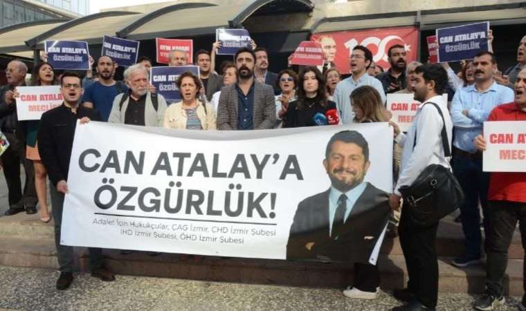 Avukatlar Can Atalay için İzmir Adliyesi'nde toplandı