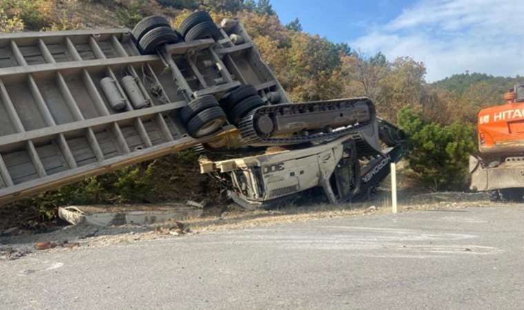 Çorum’da iş makinesi yüklü TIR devrildi: 2 kişi hayatını kaybetti