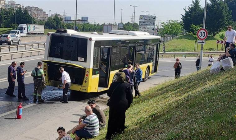 İETT otobüsünün motor kısmında yangın çıktı!