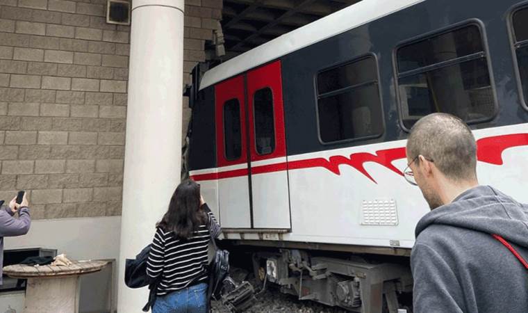 Son Dakika: İzmir'de metro raydan çıkarak duvara çarptı!