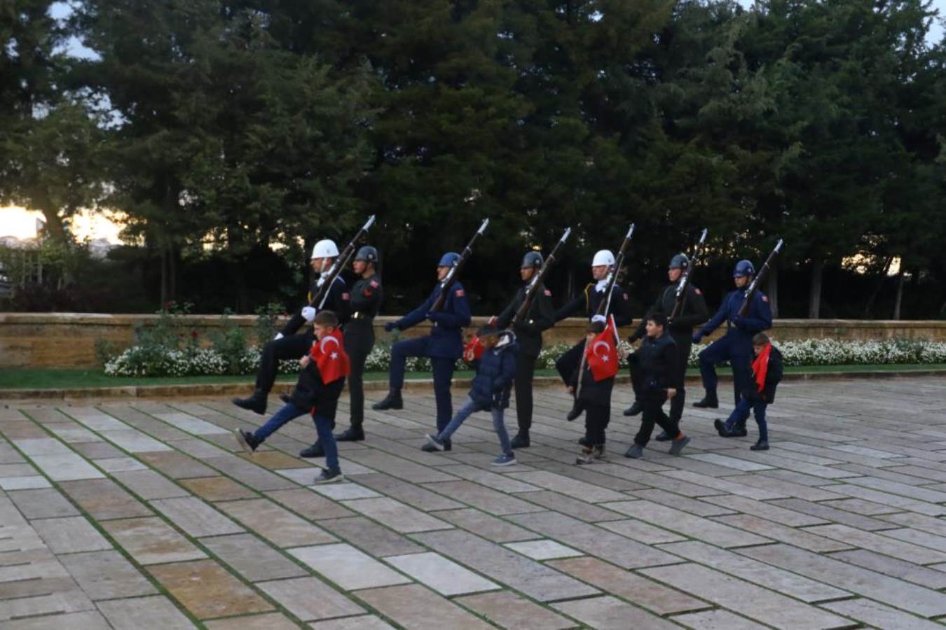 ‘Anıtkabir’de saygı nöbeti’ videosuyla gündem olan çocukların hayali gerçekleşti