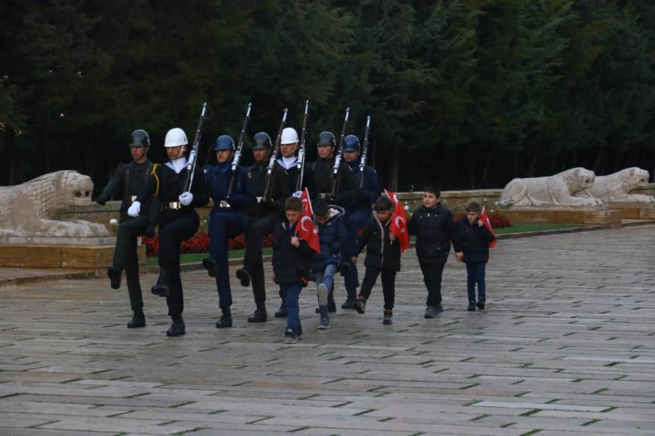 ‘Anıtkabir’de saygı nöbeti’ videosuyla gündem olan çocukların hayali gerçekleşti