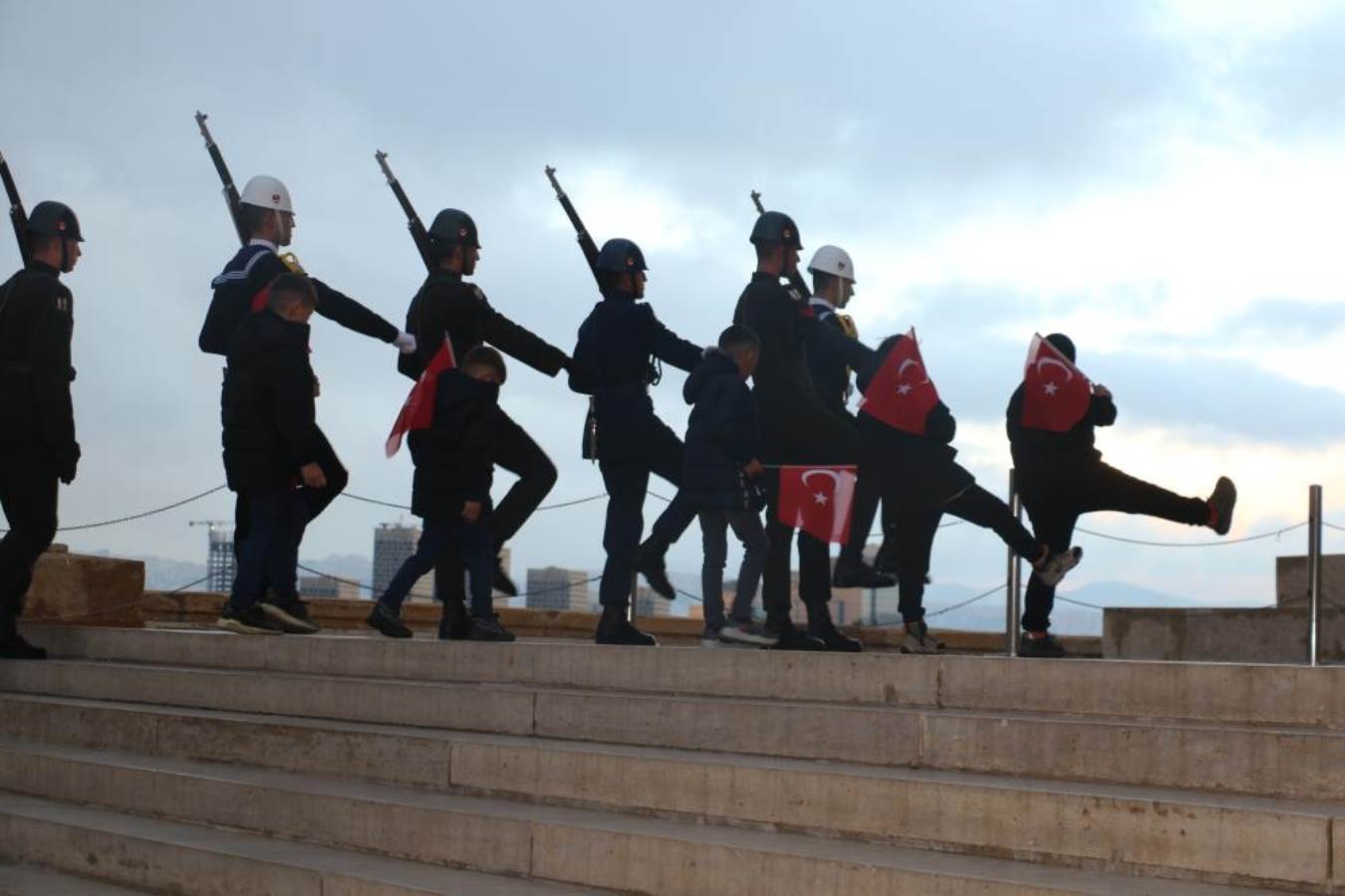 ‘Anıtkabir’de saygı nöbeti’ videosuyla gündem olan çocukların hayali gerçekleşti