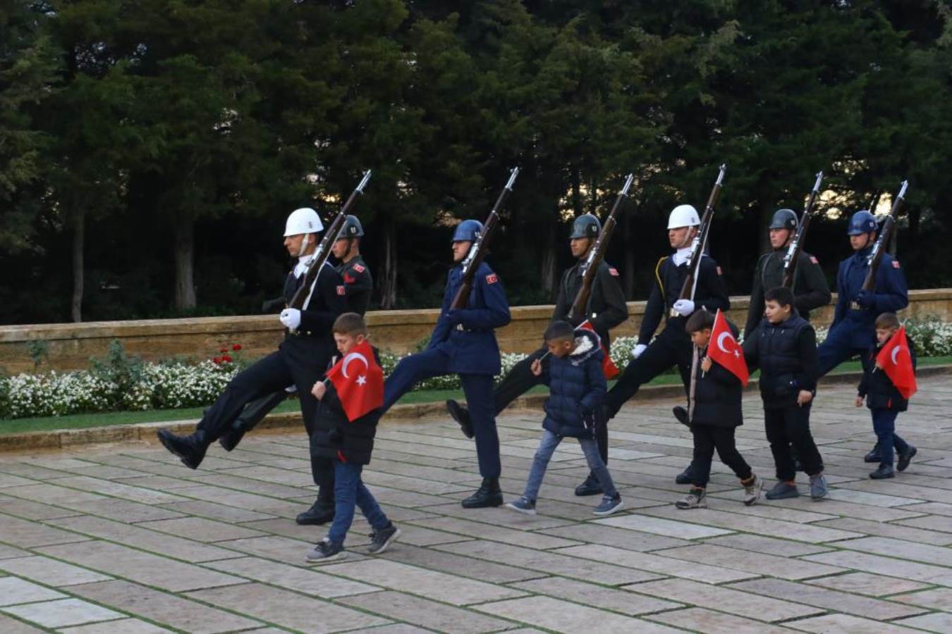 ‘Anıtkabir’de saygı nöbeti’ videosuyla gündem olan çocukların hayali gerçekleşti