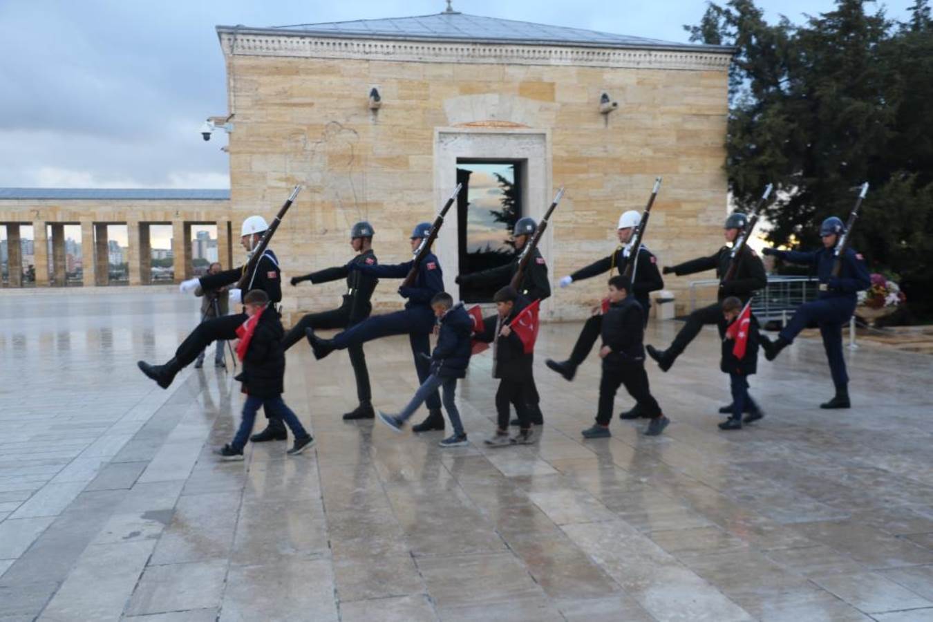 ‘Anıtkabir’de saygı nöbeti’ videosuyla gündem olan çocukların hayali gerçekleşti