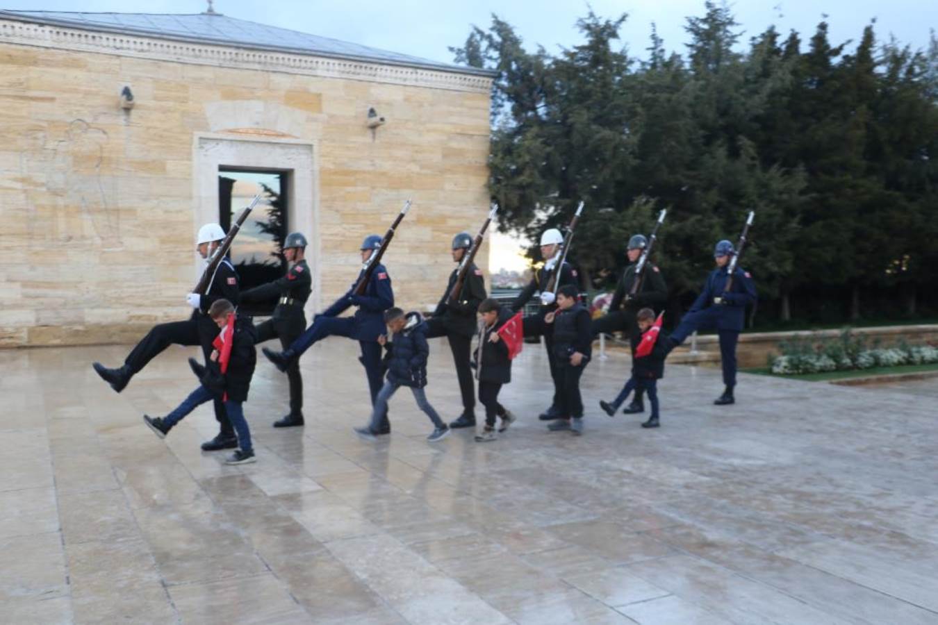 ‘Anıtkabir’de saygı nöbeti’ videosuyla gündem olan çocukların hayali gerçekleşti