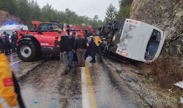 Bursa'da otobüs ile otomobil çarpıştı: 1 ölü, 3 yaralı