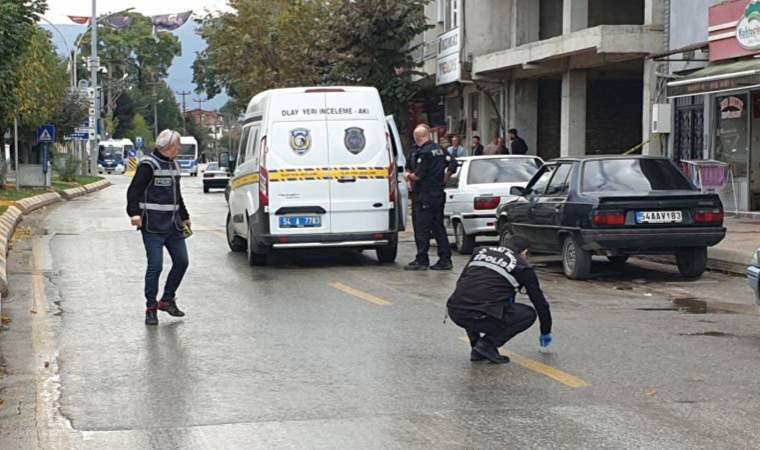 Arabanın içinde husumetlisine seslendi, silahla yaralayıp kaçtı!