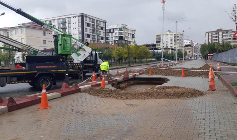 Sağanak nedeniyle yol çöktü, cadde trafiğe kapatıldı