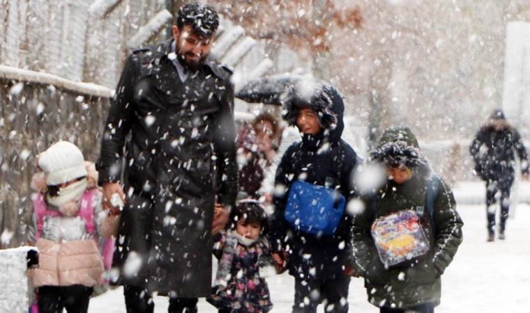 Erzurum'da fırtına sonrası kar yağışı başladı