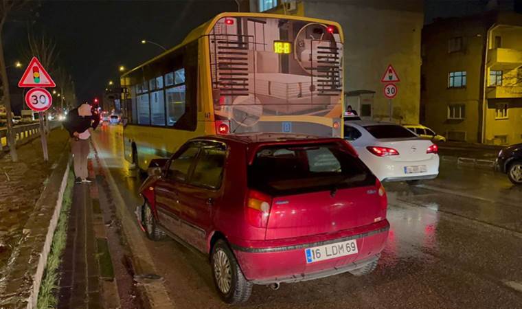 Bursa'da otomobil, belediye otobüsüne çarptı!