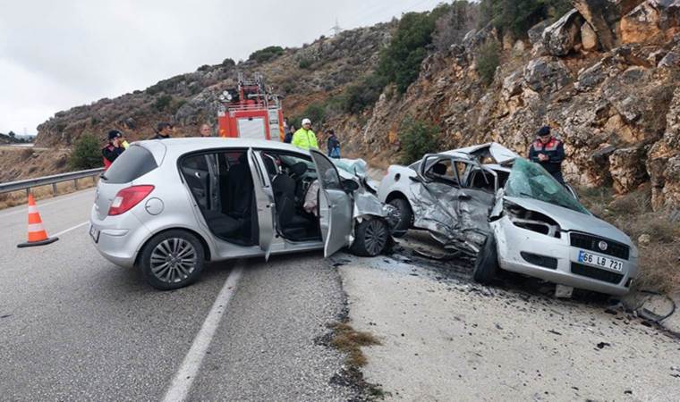 Isparta'da otomobiller çarpıştı: 1 ölü, başhekim ile 3 sağlıkçı yaralı