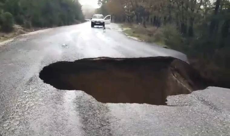 Sağanak yağış sonrası yol çöktü... Trafiğe kapatıldı!