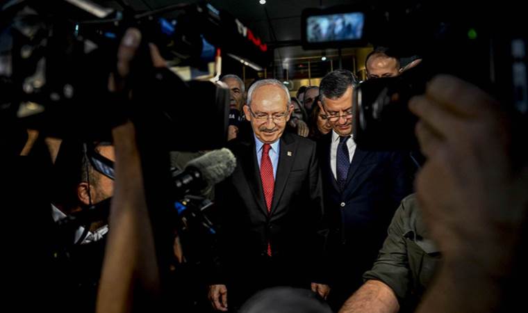 CHP'de 13 yıl sonra devir teslim: Kılıçdaroğlu, koltuğu Özgür Özel'e bıraktı