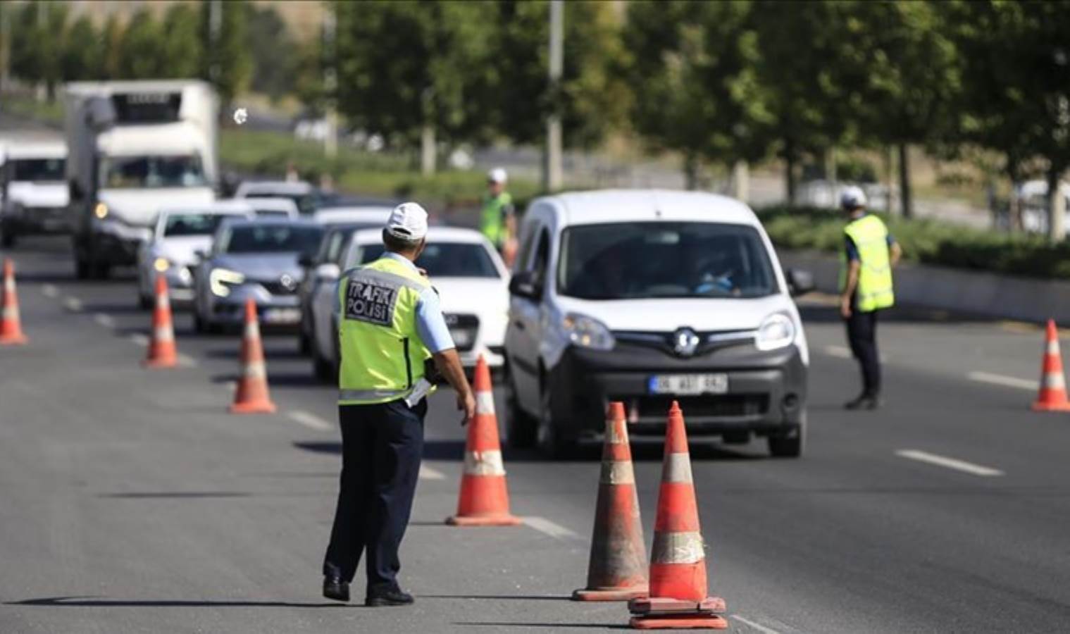 Sürücüler dikkat! 2025'te trafik cezaları ve harç ücretlerine yeni zamlar yolda! Ehliyet, pasaport ve geçiş ücretlerinde yeni rakamlar açıklandı