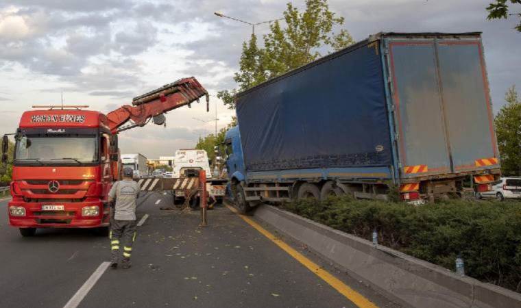 TIR refüjde asılı kaldı, yol trafiğe kapatıldı!