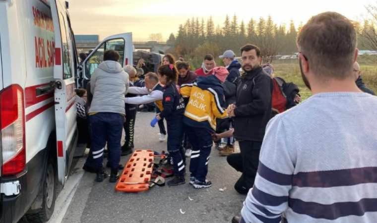 Kocaeli'nde otomobil yolcu minibüsüne çarptı, ortalık savaş alanına döndü: 17 yaralı