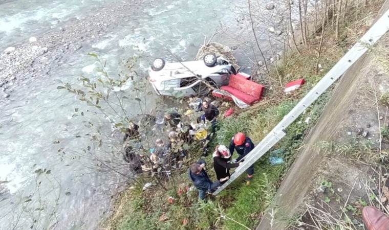 Sürücü adayının kullandığı otomobil dereye uçtu: 3 yaralı